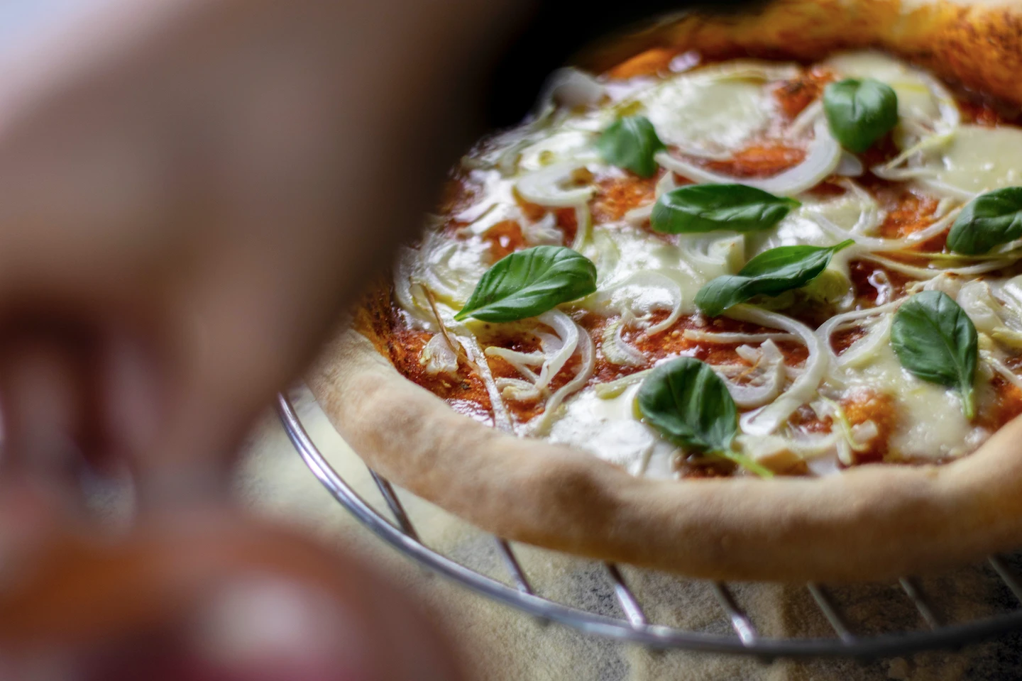 Krokante perfectie: Geniet van onze heerlijke pizza's met een lekkere korst.